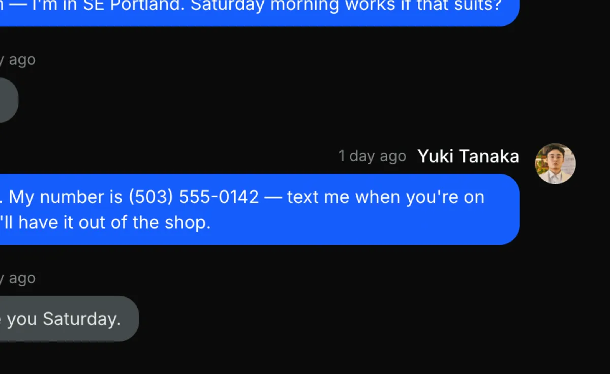 A private buyer–seller message thread arranging a viewing, where the seller shares their phone number inside the conversation rather than posting it publicly.