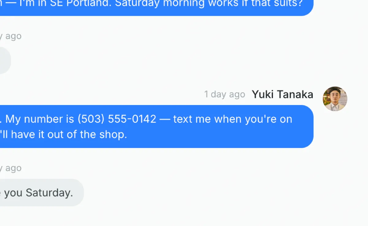 A private buyer–seller message thread arranging a viewing, where the seller shares their phone number inside the conversation rather than posting it publicly.
